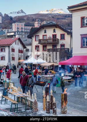 Un mercatino di Natale all'aperto a Scuol, Svizzera, Europa Foto Stock