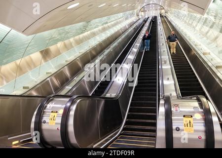 Dettaglio architettonico delle scale mobili del Grand Central Madison, un terminal ferroviario per pendolari, sotto il Grand Central Terminal Foto Stock