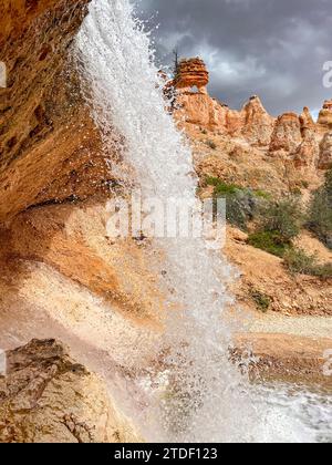 Una cascata che attraversa il Mossy Cave Trail nel Bryce Canyon National Park, Utah, Stati Uniti d'America, Nord America Foto Stock