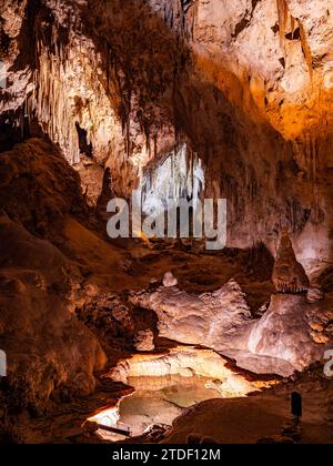 All'interno della Big Room del Carlsbad Caverns National Park, sito patrimonio dell'umanità dell'UNESCO, situato nelle montagne Guadalupe, New Mexico Foto Stock