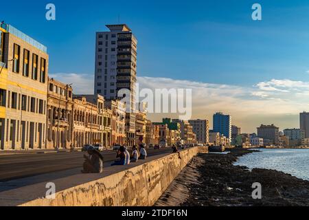 Tramonto sul lungomare di Malecon, Avana, Cuba, Indie occidentali, America centrale Foto Stock
