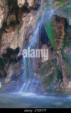 CASCADA EN EL NACIMIENTO DEL RIO CUERVO. UBICAZIONE: NACIMIENTO DEL RIO CUERVO. PROVINCIA. CUENCA. SPAGNA. Foto Stock