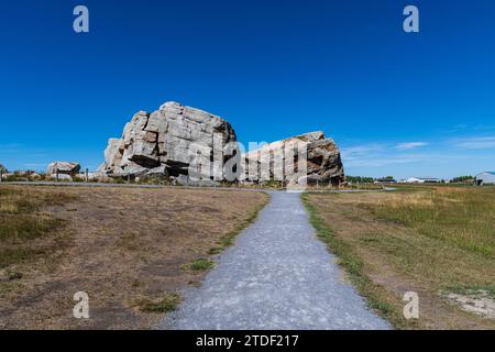 Big Rock, la più grande roccia glaciale irregolare, Okotoks, Alberta, Canada, Nord America Foto Stock