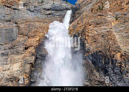 Takakkaw Falls, la seconda cascata più alta del Canada, Yoho National Park, sito patrimonio dell'umanità dell'UNESCO, British Columbia, Canada, Nord America Foto Stock