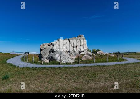 Big Rock, la più grande roccia glaciale irregolare, Okotoks, Alberta, Canada, Nord America Foto Stock