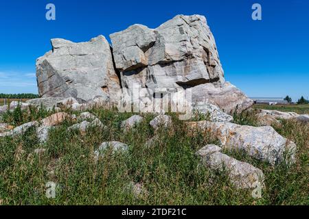 Big Rock, la più grande roccia glaciale irregolare, Okotoks, Alberta, Canada, Nord America Foto Stock