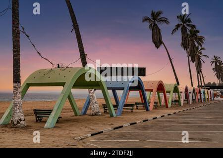 Ora blu sulla spiaggia con sfumature coloniali in cemento nella città di Namibe, Angola, Africa Foto Stock