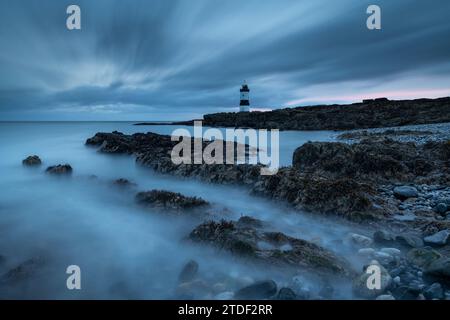 Trwyn Du Lighthouse at Dawn, Penmon Point, Anglesey, Galles, Regno Unito, Europa Foto Stock
