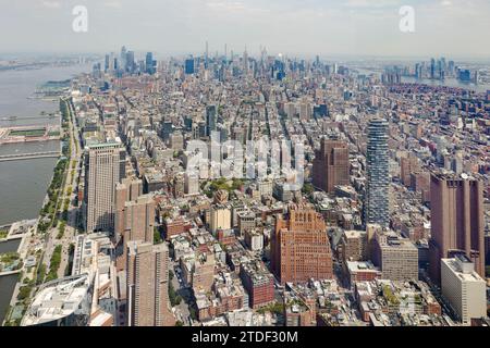 Osservando la lunghezza di New York dall'Osservatorio One World con il fiume Hudson a ovest e Long Island City a nord-est Foto Stock