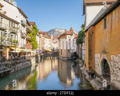 Canali fiancheggiati da case medievali nel centro storico di Annecy, Annecy, alta Savoia, Francia, Europa Foto Stock