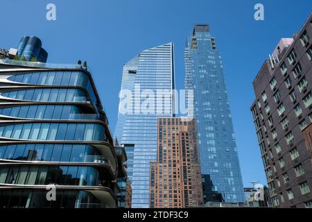 Cityscape from the High Line, un parco lineare sopraelevato di 2,33 km, greenway e percorso ferroviario a New York City, costruito su un ex raccordo della Central Railroad Foto Stock