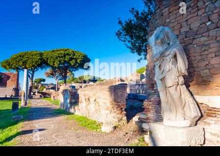 La statua della Vittoria sul retro del Tempio di Roma e di Augusto, il sito archeologico di Ostia Antica, Ostia, provincia di Roma, Lazio, Italia Foto Stock