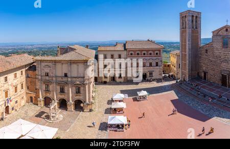 Vista di Piazza grande dal Palazzo Comunale di Montepulciano, Montepulciano, provincia di Siena, Toscana, Italia, Europa Foto Stock