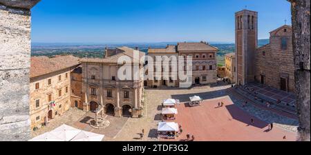 Vista di Piazza grande dal Palazzo Comunale di Montepulciano, Montepulciano, provincia di Siena, Toscana, Italia, Europa Foto Stock