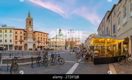 Vista dei ristoranti e degli edifici in Piazza tre Martiri, Rimini, Emilia-Romagna, Italia, Europa Foto Stock