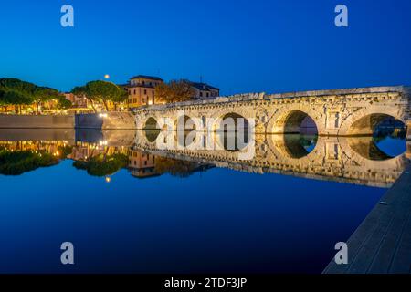 Veduta del Ponte di Tiberio che si riflette nel Canale di Rimini nel quartiere Borgo San Giuliano al tramonto, Rimini, Emilia-Romagna, Italia, Europa Foto Stock