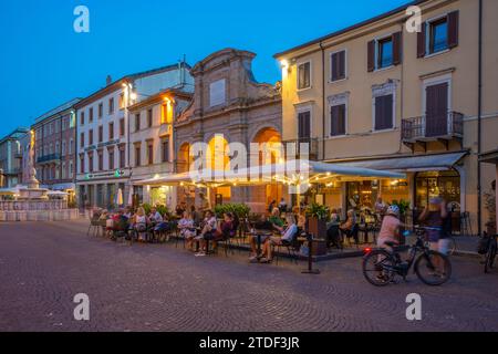 Vista del ristorante in Piazza Cavour a Rimini al tramonto, Rimini, Emilia-Romagna, Italia, Europa Foto Stock