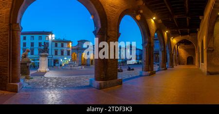 Vista di Piazza Cavour dagli archi del Palazzo del Podestà di Rimini al tramonto, Rimini, Emilia-Romagna, Italia, Europa Foto Stock