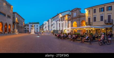 Vista del ristorante in Piazza Cavour a Rimini al tramonto, Rimini, Emilia-Romagna, Italia, Europa Foto Stock