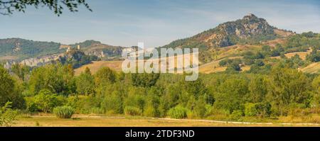 Vista della campagna verso San Leo, provincia di San Rimini, Emilia-Romagna, Italia, Europa Foto Stock