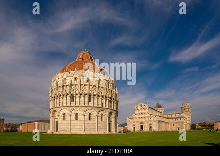 Vista del Battistero di San Giovanni, della Cattedrale di Pisa e della Torre Pendente di Pisa, sito patrimonio dell'umanità dell'UNESCO, Pisa, Provincia di Pisa, Toscana, Italia Foto Stock