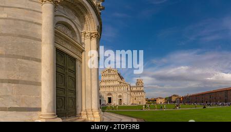Vista della Cattedrale di Pisa e della Torre Pendente di Pisa, sito patrimonio dell'umanità dell'UNESCO, Pisa, provincia di Pisa, Toscana, Italia, Europa Foto Stock