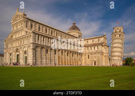 Vista della Cattedrale di Pisa e della Torre Pendente di Pisa, sito patrimonio dell'umanità dell'UNESCO, Pisa, provincia di Pisa, Toscana, Italia, Europa Foto Stock