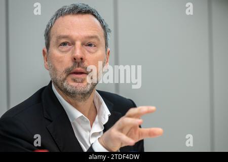 Bruxelles, Belgio. 18 dicembre 2023. Il governatore della Banca nazionale (BNB-NBB) Pierre Wunsch è raffigurato durante una conferenza stampa della banca nazionale belga BNB/ NBB per presentare le previsioni economiche annuali, lunedì 18 dicembre 2023 a Bruxelles. BELGA PHOTO JONAS ROOSENS Credit: Belga News Agency/Alamy Live News Foto Stock