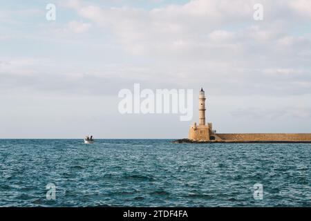 La Canea in Grecia, in Europa. Famosa torre faro nel porto della città vecchia. Foto Stock