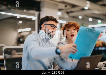 Il team aziendale caucasico collabora alle strategie di crescita e alla pianificazione del successo. Foto Stock