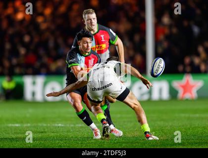 LONDRA, REGNO UNITO. 17 dicembre 2023. Marcus Smith degli Harlequins viene affrontato durante Harlequins vs Stade Toulousain - Investec Champions Cup allo Stoop Stadium domenica 17 dicembre 2023. LONDRA INGHILTERRA. Crediti: Taka G Wu/Alamy Live News Foto Stock