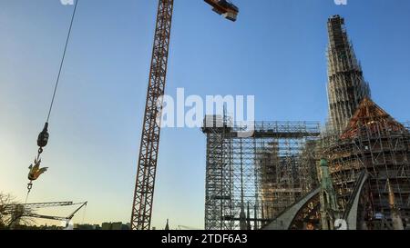 ©Valentin Bertrand/radio France/Maxppp - Valentin Bertrand / radio France / Maxppp, 16/02/2024LE coq doré acheminé au sommet de la cathédrale Notre-Dame de Paris Parigi, Francia, 16 dicembre 2023. Notre-Dame de Paris: Il gallo trova il suo posto sulla guglia della cattedrale dopo la benedizione di Philippe Villeneuve, architetto capo dei monumenti storici di fronte al gallo che progettò per la cattedrale. Contiene ceneri della cattedrale e i nomi di 2000 artigiani che hanno lavorato alla sua ricostruzione *** didascalia locale *** France Bleu Paris Foto Stock