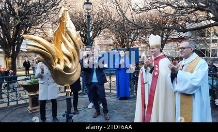 ©Valentin Bertrand/radio France/Maxppp - Valentin Bertrand / radio France / Maxppp, 16/02/2024Applaudissements lors de la bénédiction du coq de la cathédrale Notre-Dame de Paris Parigi, Francia, 16 dicembre 2023. Notre-Dame de Paris: Il gallo trova il suo posto sulla guglia della cattedrale dopo la benedizione di Philippe Villeneuve, architetto capo dei monumenti storici di fronte al gallo che progettò per la cattedrale. Contiene ceneri della cattedrale e i nomi di 2000 artigiani che hanno lavorato alla sua ricostruzione *** didascalia locale *** France Bleu Paris Foto Stock