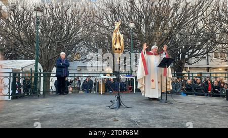 ©Valentin Bertrand/radio France/Maxppp - Valentin Bertrand / radio France / Maxppp, 16/02/2024 l'Archevêque de Paris, Monseigneur Laurent Ulrich, a béni le coq Paris, France, 16 dicembre 2023. Notre-Dame de Paris: Il gallo trova il suo posto sulla guglia della cattedrale dopo la benedizione di Philippe Villeneuve, architetto capo dei monumenti storici di fronte al gallo che progettò per la cattedrale. Contiene ceneri della cattedrale e i nomi di 2000 artigiani che hanno lavorato alla sua ricostruzione *** didascalia locale *** France Bleu Paris Foto Stock