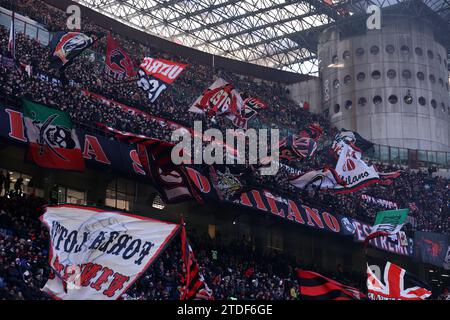 Tifosi del Milan durante la partita di Serie A tra il Milan e il Monza allo Stadio Giuseppe Meazza il 17 dicembre 2023 a Milano. Foto Stock