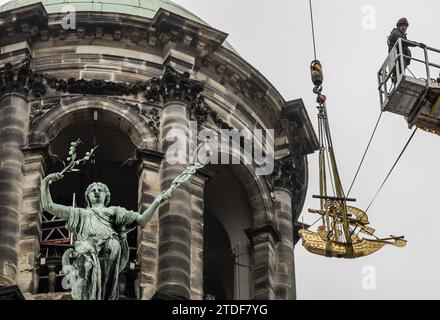 Amsterdam, Paesi Bassi. 18 dicembre 2023. La pala meteorologica viene rimossa dal tetto del Palazzo reale per il restauro. Segna l'inizio di importanti lavori di manutenzione sul tetto del monumento nazionale. ANP EVA PLEVIER netherlands Out - belgio Out credito: ANP/Alamy Live News Foto Stock