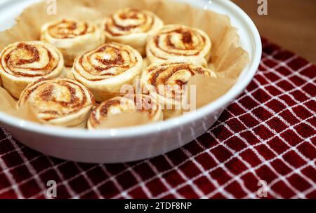 Involtini alla cannella freschi fatti in casa preparati per la cottura. Foto Stock