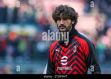 Milano, Italia. 17 dicembre 2023. Yacine Adli dell'AC Milan guarda durante la partita di serie A 2023/24 tra l'AC Milan e l'AC Monza allo Stadio San Siro, Milano, Italia il 17 dicembre 2023 - foto FCI/Fabrizio Carabelli FINALE SCOREMilan 3 | 0 Monza Credit: SOPA Images Limited/Alamy Live News Foto Stock