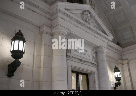 Berlino, Deutschland 18. Dicembre 2023: Eingang der Staatsbibliothek zu Berlin im Haus Unter den Linden, Schriftzug Preussische Staatsbibliothek *** Berlino, Germania 18 dicembre 2023 ingresso alla Biblioteca di Stato di Berlino nell'edificio Unter den Linden, Biblioteca di Stato prussiana Lettering Copyright: XFotostandx/xReuhlx Foto Stock