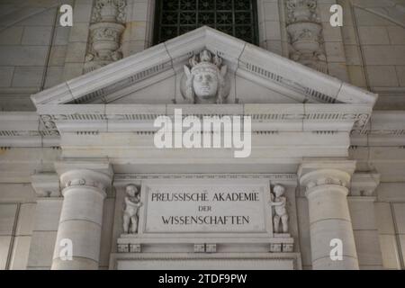 Berlino, Deutschland 18. Dezember 2023: Eingang mit Schriftzug: Preussische Akademie der Wissenschaften *** Berlino, Germania 18 dicembre 2023 ingresso con lettering Accademia Prussiana delle Scienze Copyright: XFotostandx/xReuhlx Foto Stock