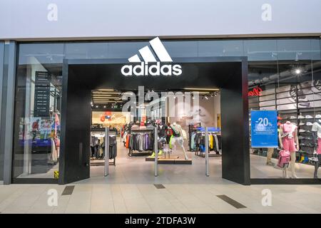 Adidas Filiale, Einkaufszentrum Avenida Poznan, Posen, Woiwodschaft Großpolen, Polen *** negozio Adidas, centro commerciale Avenida Poznan, Poznan, Voivodato della grande Polonia, Polonia Foto Stock