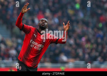 Milano, Italia. 17 dicembre 2023. Fikayo Tomori dell'AC Milan reagisce durante la partita di serie A 2023/24 tra l'AC Milan e l'AC Monza allo Stadio San Siro. ULTIMO SCOREMilan 3 | 0 Monza Credit: SOPA Images Limited/Alamy Live News Foto Stock