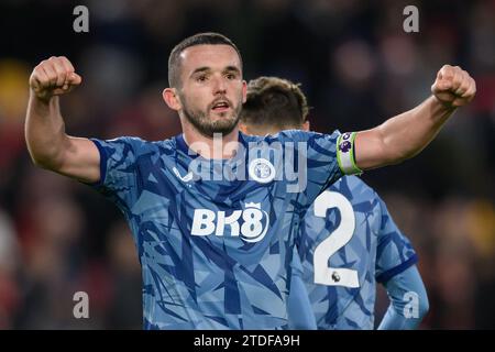 17 dicembre 2023 - Brentford / Aston Villa - Premier League - GTech Stadium. John McGinn di Aston Villa celebra la vittoria al fischio finale. Immagine : Mark Pain / Alamy Live News Foto Stock