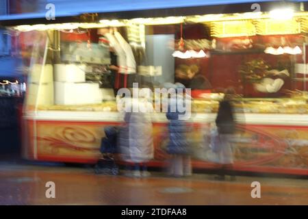 Tipico chiosco di pasticceria olandese Oliebollen la sera con clienti in attesa Foto Stock