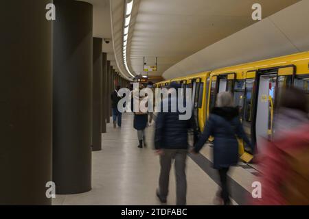 Berlino, Deutschland 18. Dicembre 2023: Menschen in einem U-Bahnhof der BVG *** Berlino, Germania 18 dicembre 2023 persone in una stazione della metropolitana BVG Copyright: XFotostandx/xReuhlx Foto Stock