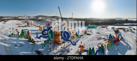 SHENYANG, CINA - 18 DICEMBRE 2023 - i lavoratori riuniscono e sollevano grandi set di luci nel cantiere della Lanterna del Festival della Primavera di Shenyang del 2024 Foto Stock