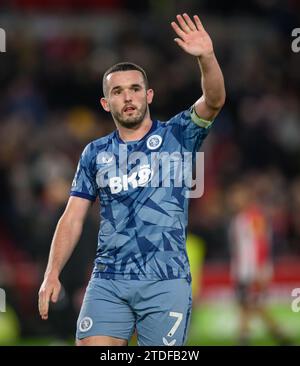 17 dicembre 2023 - Brentford / Aston Villa - Premier League - GTech Stadium. John McGinn di Aston Villa celebra la vittoria al fischio finale. Immagine : Mark Pain / Alamy Live News Foto Stock