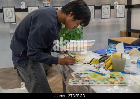 Un uomo tailandese è visto dipingere con acquerelli al concorso di pittura ad acquerello "BEM Art Contest", alla stazione MRT Phahon Yothin. La “Metro Art” presso l’MRT Phahon Yothin, sviluppata da Bangkok Expressway and Metro Public (BEM), Bangkok Metro Networks Limited (BMN), e supportato dall'Autorità del Turismo della Thailandia (TAT) è la nuova destinazione Art Space and Art nel cuore della città, poiché la stazione MRT Phahon Yothin collega tutte le aree di Bangkok, dove i visitatori possono imparare le arti in vari campi, fare shopping e vendere opere d'arte. Foto Stock