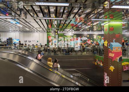 Bangkok, Thailandia. 8 dicembre 2023. Una vista interna della stazione MRT Phahon Yothin durante il concorso di acquerello "BEM Art Contest". La “Metro Art” presso l’MRT Phahon Yothin, sviluppata da Bangkok Expressway and Metro Public (BEM), Bangkok Metro Networks Limited (BMN), e supportato dall'Autorità del Turismo della Thailandia (TAT) è la nuova destinazione Art Space and Art nel cuore della città, poiché la stazione MRT Phahon Yothin collega tutte le aree di Bangkok, dove i visitatori possono imparare le arti in vari campi, fare shopping e vendere opere d'arte. Credito: SOPA Images Limited/Alamy Live News Foto Stock