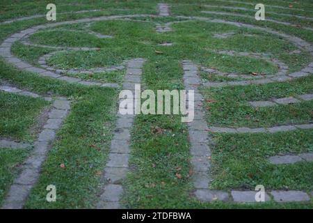 Dettaglio di erba verde e pietre in un modello di giardino a labirinto Foto Stock